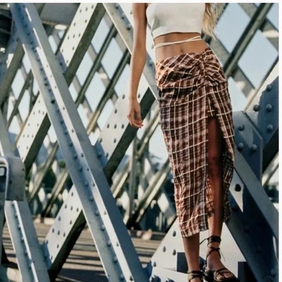 Zara Dresses & Skirts - Zara Midi‎ Skirt - Size Small